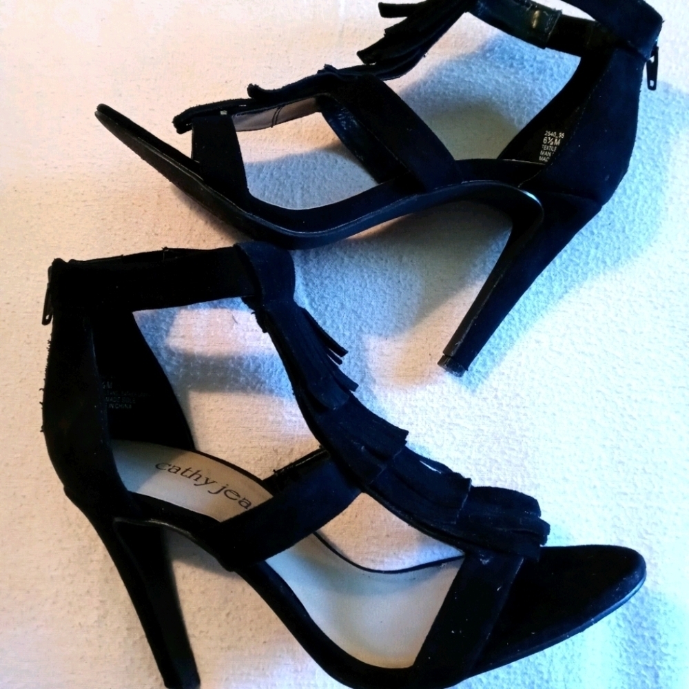 Womens Black ruffled heels size 6.5 M